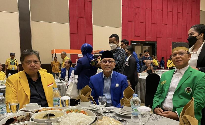 Ketua Umum DPP Partai Golkar Airlangga Hartarto (kiri), Ketua Umum PAN Zulkifli Hasan (tengah), dan Plt Ketua Umum PPP Muhammad Mardiono (kanan) duduk bersama saat Silaturahim Nasional Koalisi Indonesia Bersatu (KIB) di Makassar, Sulawesi Selatan, Ahad (6/11/2022).
