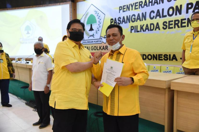 Ketua Umum DPP Partai Golkar Airlangga Hartarto (kiri) menyerahkan surat rekomendasi pencalonan kepala daerah kepada calon gubernur Kepulauan Riau Ansar Ahmad (kanan), di Jakarta beberapa waktu lalu.