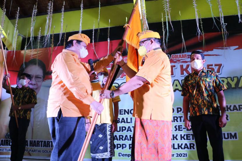 Ketua Umum DPP Partai Golkar Airlangga Hartarto (kiri) saat melantik I Nyoman Sugawa Korry menjadi Ketua DPD Golkar Provinsi Bali, Kamis (16/12).