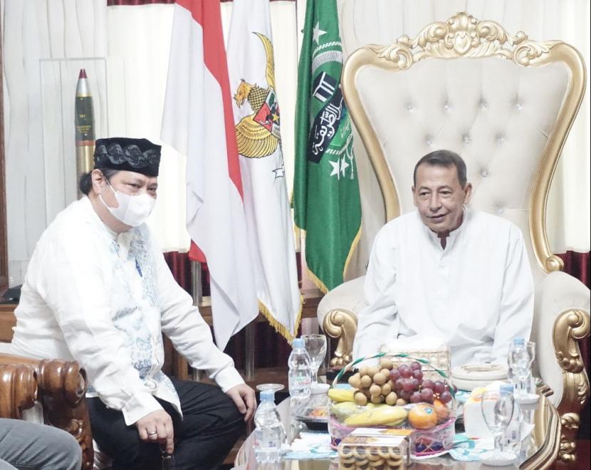 Ketua Umum DPP Partai Golkar Airlangga Hartarto (kiri) silaturahim ke kediaman Habib Luthfi bin Yahya (kanan) di sela kunjungan kerja di Pekalongan, Kamis (16/9). 