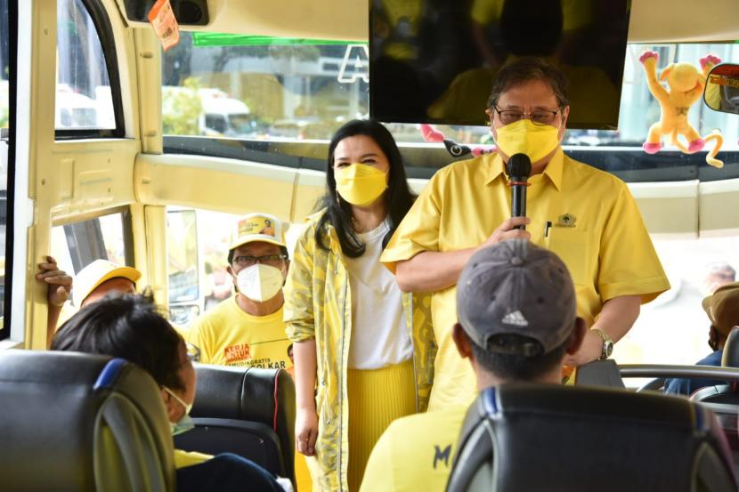 Ketua Umum DPP Partai Golkar Airlangga Hartarto melepas keberangkatan bus mudik gratis di DPP Partai Golkar, Jumat (29/4/2022).