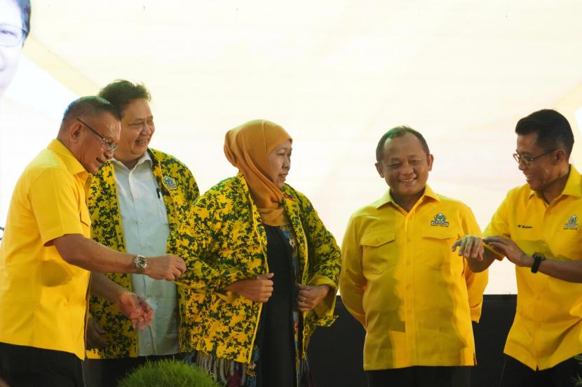 Ketua Umum DPP Partai Golkar Airlangga Hartarto memakaikan jaket loreng kuning kepada Gubernur Jawa Timur Khofifah Indar Parawansa di Hotel Utami, Sidoarjo, Jawa Timur, Sabtu (23/12/2023).
