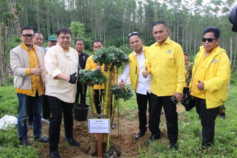Ketua Umum DPP Partai Golkar Airlangga Hartarto menanam pohon beringin di titik nol Ibu Kota Nusantara, Kabupaten Penajam Paser Utara, Kalimantan Timur, Sabtu (18/6/2022).