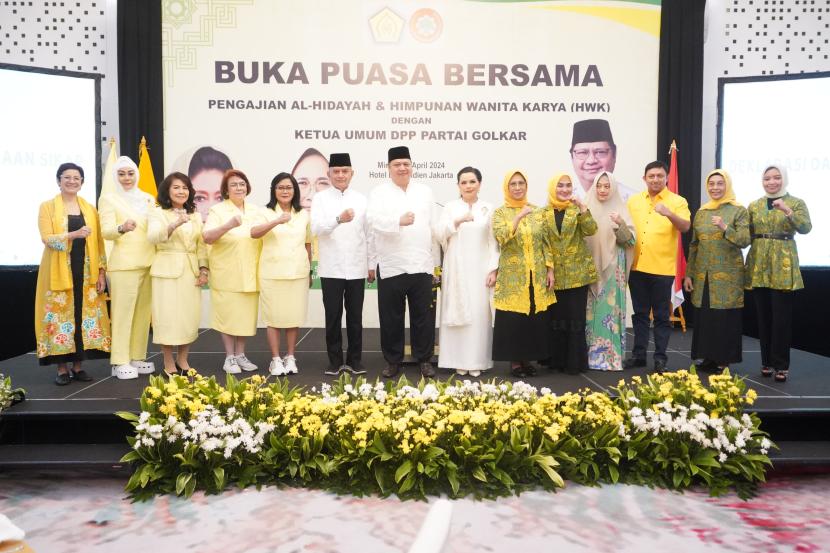 Ketua Umum DPP Partai Golkar Airlangga Hartarto menerima dukungan dari dua ormas Golkar untuk kembali memimpin Golkar periode 2024-2029, Ahad (7/4/2024).