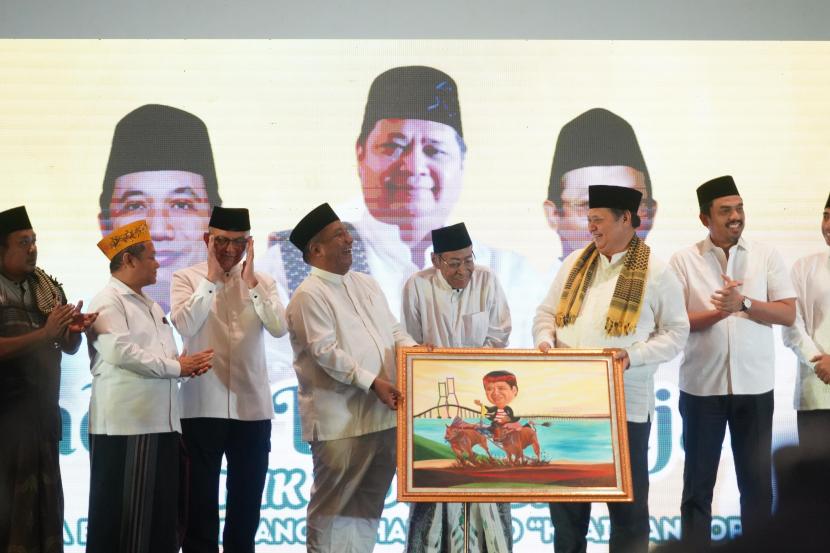 Ketua Umum DPP Partai Golkar Airlangga Hartarto menerima lukisan simbol dukungan untuk Partai Golkar dan calegnya Ahmad Maruf Maulana di Pamekasan, Jawa Timur, Sabtu (23/12/2023) malam.