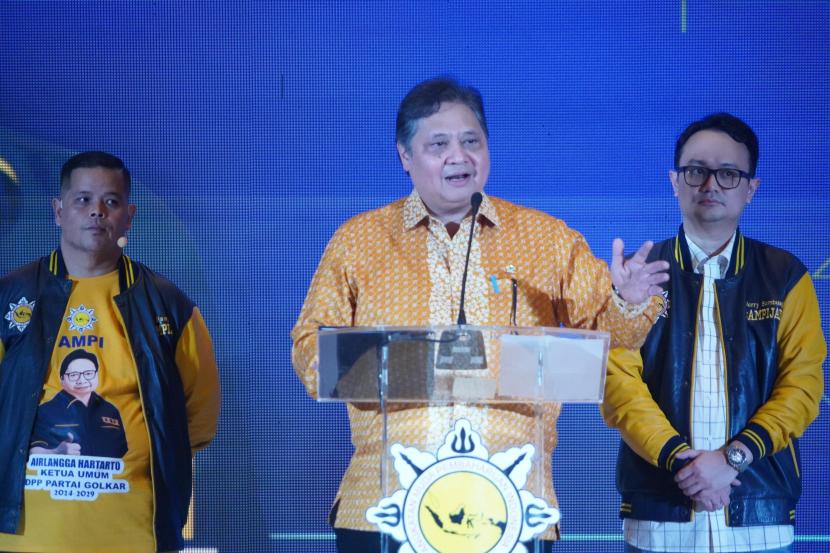 Ketua Umum DPP Partai Golkar Airlangga Hartarto menerima surat dukungan dari AMPI untuk kembali memimpin Golkar periode 2024-2029, Selasa (16/4/2024).