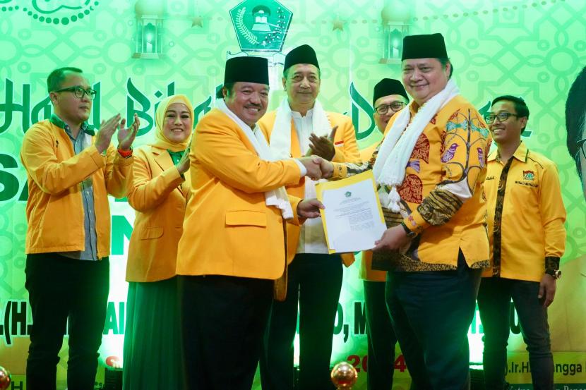 Ketua Umum DPP Partai Golkar Airlangga Hartarto menerima surat dukungan dari Satkar Ulama Indonesia untuk kembali memimpin Golkar periode 2024-2029, di Jakarta, Selasa (23/4/2024).