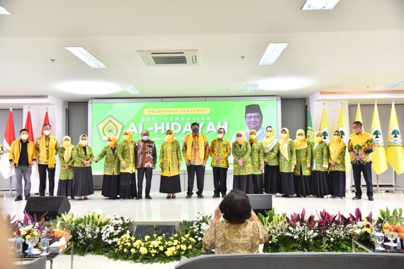 Ketua Umum DPP Partai Golkar Airlangga Hartarto (tengah) bersama pengurus DPP Pengajian Al Hidayah di Kantor DPP Partai Golkar, Jakarta, Rabu (23/2/2022). Hetifah Sjaifudian terpilih sebagai Ketua Umum DPP Pengajian Al Hidayah masa bakti 2020-2025. 