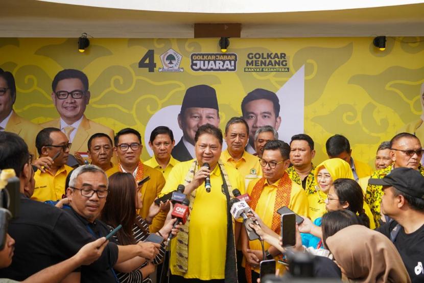 Ketua Umum DPP Partai Golkar Airlangga Hartarto menyampaikan keterangan usai konsolidasi pemenangan Golkar di Kabupaten Garut, Sabtu (20/1/2024).