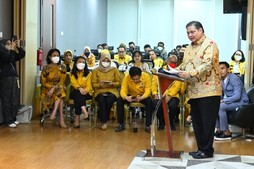 Ketua Umum DPP Partai Golkar Airlangga Hartarto menyampaikan pengarahan dalam Executive Education for Young Political Leader 8 Golkar Institute, di Jakarta, Senin (22/8/2022). 
