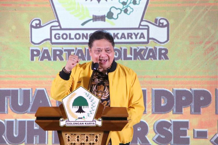Ketua Umum DPP Partai Golkar Airlangga Hartarto menyampaikan pidato saat meresmikan wajah baru kantor DPD Partai Golkar Jawa Tengah di Semarang, Senin (4/7/2022).