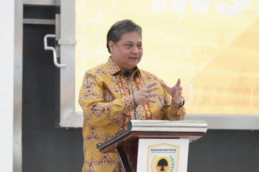 Ketua Umum DPP Partai Golkar Airlangga Hartarto menyampaikan pidato saat menghadiri Executive Education Program for Young Political Leaders Angkatan XI, di Kantor Golkar Institute, Jakarta, Senin (13/3/2023).