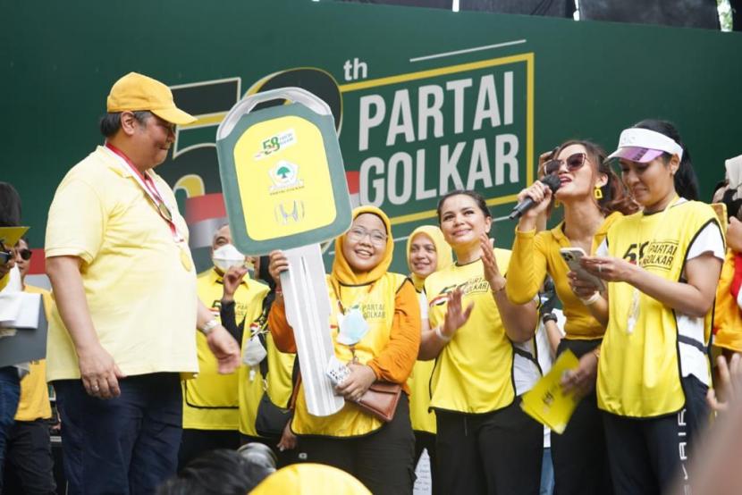 Ketua Umum DPP Partai Golkar Airlangga Hartarto menyerahkan secara simbolis hadiah utama kegiatan jalan sehat dalam rangka HUT ke-58 Partai Golkar di GBK Senayan, Jakarta, Ahad (17/10/2022).