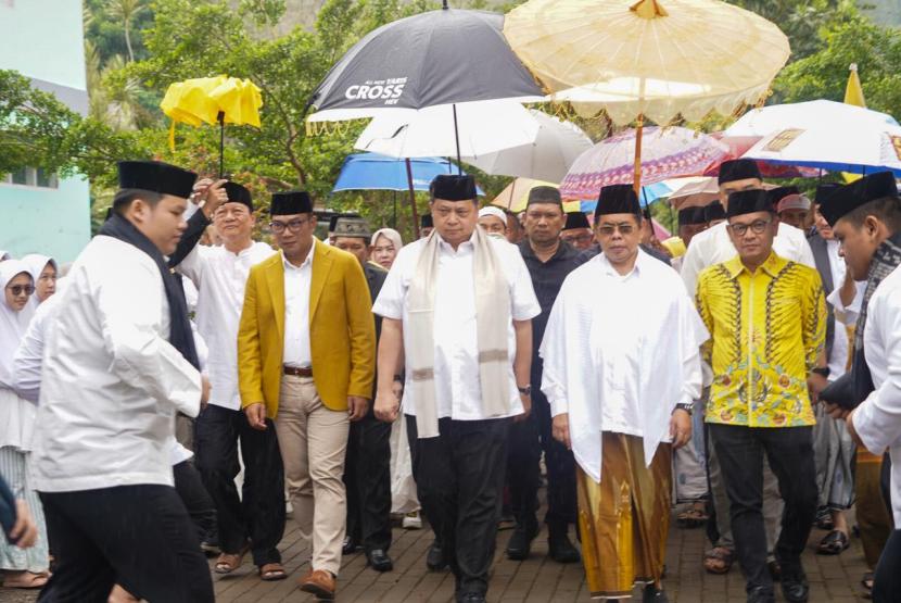 Ketua Umum DPP Partai Golkar Airlangga Hartarto saat bersilaturahim di Pondok Pesantren Alquran Al Falah II, Nagreg, Jawa Barat, Sabtu (20/1/2024).