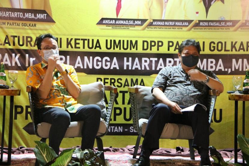 Ketua Umum DPP Partai Golkar Airlangga Hartarto (kanan) memberi pengarahan saat konsolidasi dengan pengurus DPD Golkar seluruh Kepulauan Riau, di Hotel Matra, Kabupaten Bintan, Kepulauan Riau, Senin (24/1/2022).