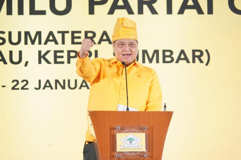 Ketua Umum DPP Partai Golkar Airlangga Hartarto saat memberi pengarahan dalam Rakornis fungsionaris partai wilayah Sumatra bagian utara di Pekanbaru, Riau, Sabtu (21/1/2023).