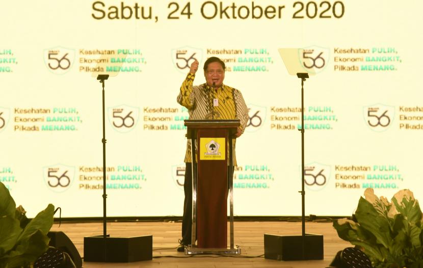 Ketua Umum DPP Partai Golkar Airlangga Hartarto saat memberikan pidato di puncak acara HUT ke-56 Partai Golkar di Kompleks Gelora Bung Karno, Jakarta, Sabtu (24/10) malam.