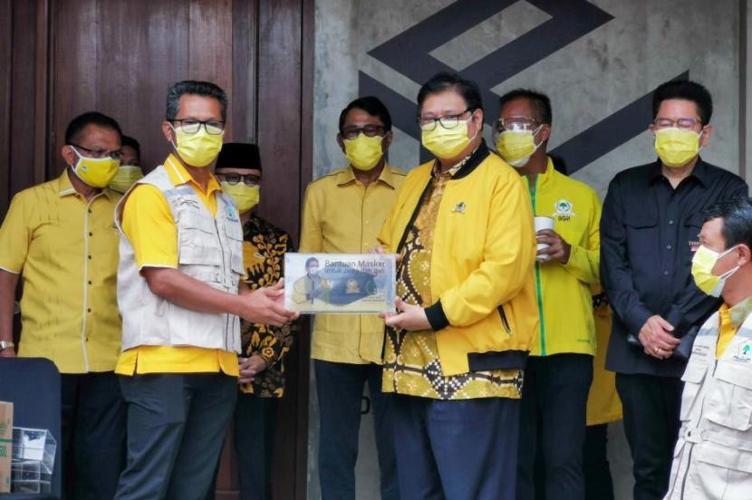 Ketua Umum DPP Partai Golkar Airlangga Hartarto (empat dari kanan) saat memberikan bantuan masker sebagai salah satu upaya mencegah penyebaran Covid-19, beberapa waktu lalu. Airlangga saat ini juga masih menjabat sebagai Ketua Komite Penanganan Covid-19 dan Pemulihan Ekonomi Nasional (KPCPEN).