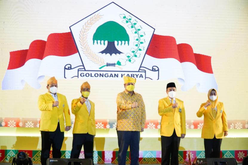 Ketua Umum DPP Partai Golkar Airlangga Hartarto (tengah) saat menghadiri pelantikan pengurus DPD Golkar Provinsi Riau di Pekanbaru, Riau, Kamis (24/2/2022).