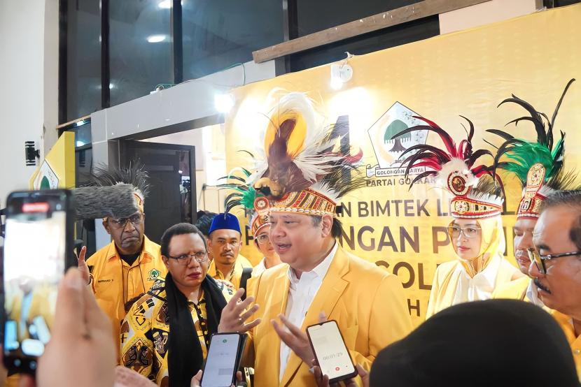 Ketua Umum DPP Partai Golkar Airlangga Hartarto saat menghadiri Rakornis DPD Golkar Wilayah Papua di Timika, Papua, Sabtu (25/2/2023).
