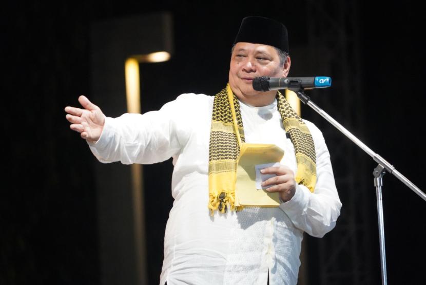 Ketua Umum DPP Partai Golkar Airlangga Hartarto saat menghadiri Shalawat bersama Gus Miftah di Alun-Alun Tuban, Jawa Timur, Selasa (3/10/2023) malam.