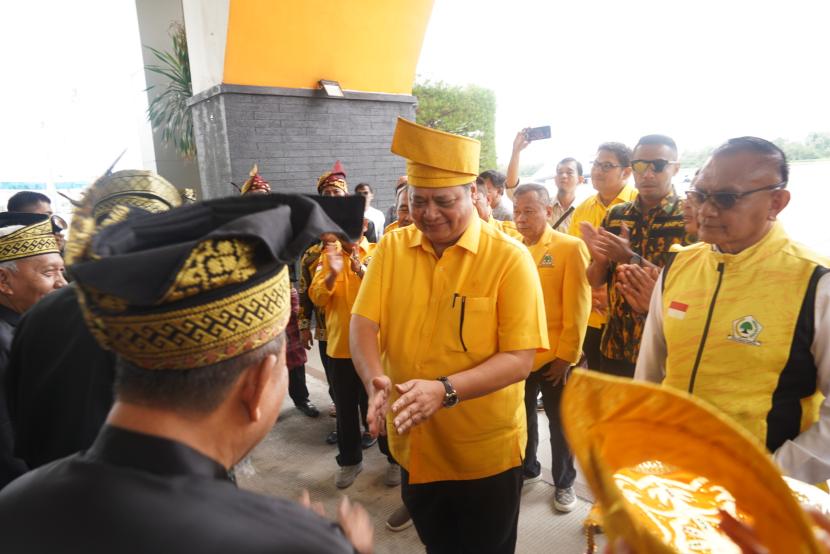 Ketua Umum DPP Partai Golkar Airlangga Hartarto saat menghadiri konsolidasi kader dan fungsionaris Partai Golkar di Pekanbaru, Sabtu (27/1/2024).