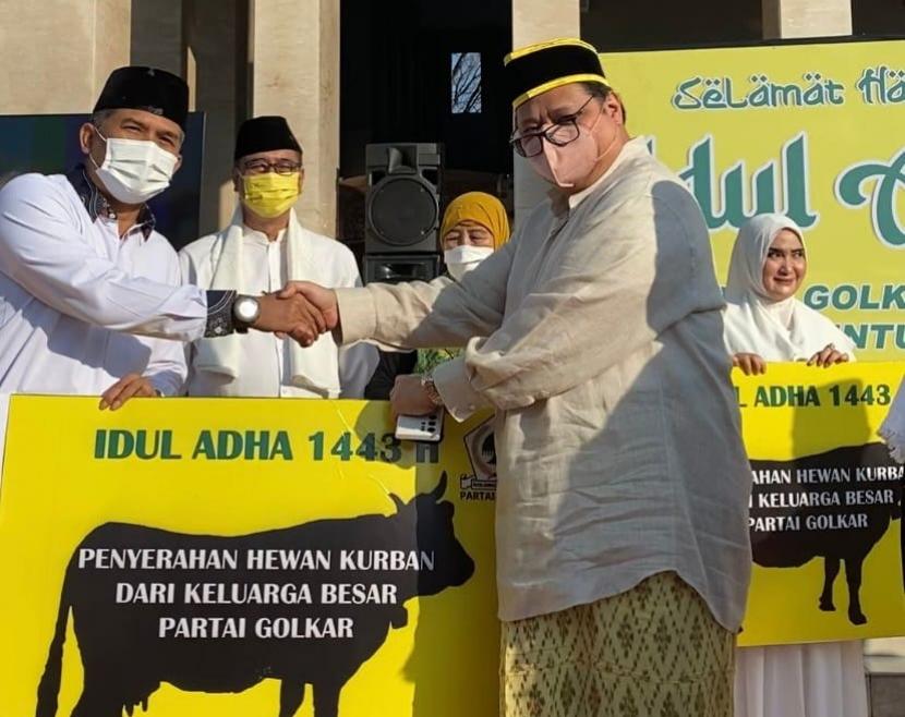 Ketua Umum DPP Partai Golkar Airlangga Hartarto saat menyerahkan hewan kurban keluarga besar Partai Golkar kepada masyarakat di kantor DPP Partai Golkar, Jakarta, Ahad (10/7/2022).