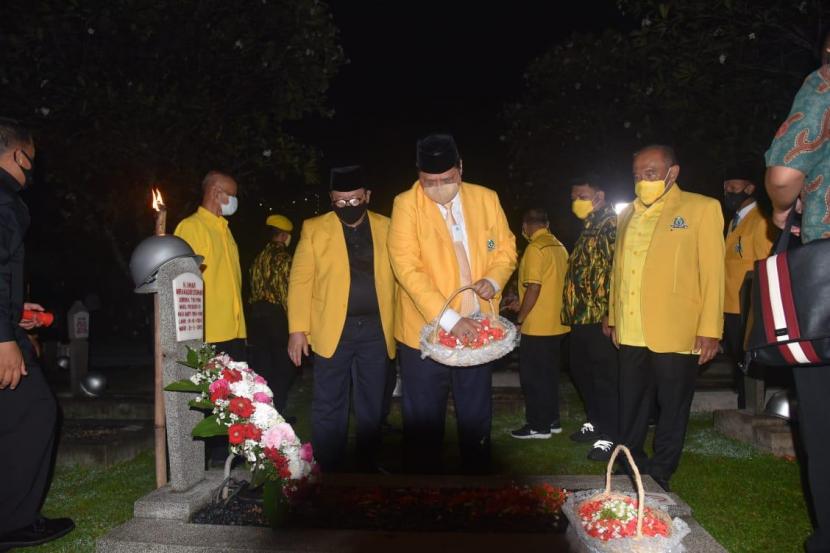 Ketua Umum DPP Partai Golkar Airlangga Hartarto saat tabur bunga di salah satu makam pahlawan di Taman Makam Pahlawan Kalibata, Jakarta, Senin (19/10) malam.