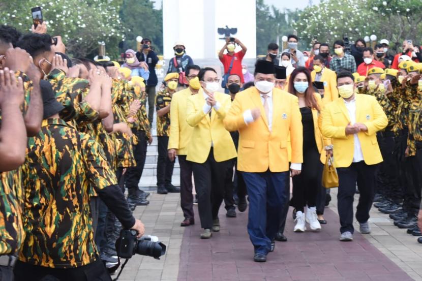 Ketua Umum DPP Partai Golkar Airlangga Hartarto saat ziarah makam pahlawan di TMP Kalibata, Jakarta Selatan, Selasa (19/10).