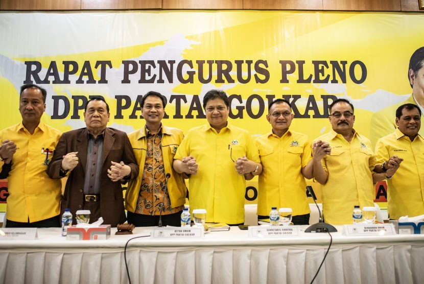 Ketua umum DPP Partai Golkar Airlangga Hartarto (tengah) bersama pengurus DPP Partai Golkar berfoto bersama sebelum memulai rapat pengurus pleno di Kantor DPP Partai Golkar, Slipi, Jakarta, Selasa (5/11/2019). 