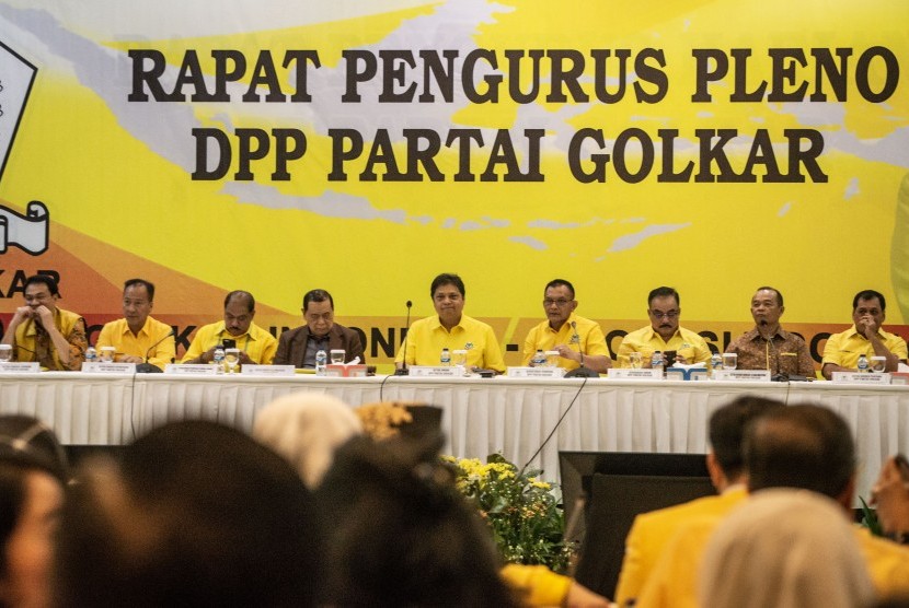 Ketua umum DPP Partai Golkar Airlangga Hartarto (tengah) memimpin rapat pengurus pleno di Kantor DPP Partai Golkar, Slipi, Jakarta, Selasa (5/11/2019).