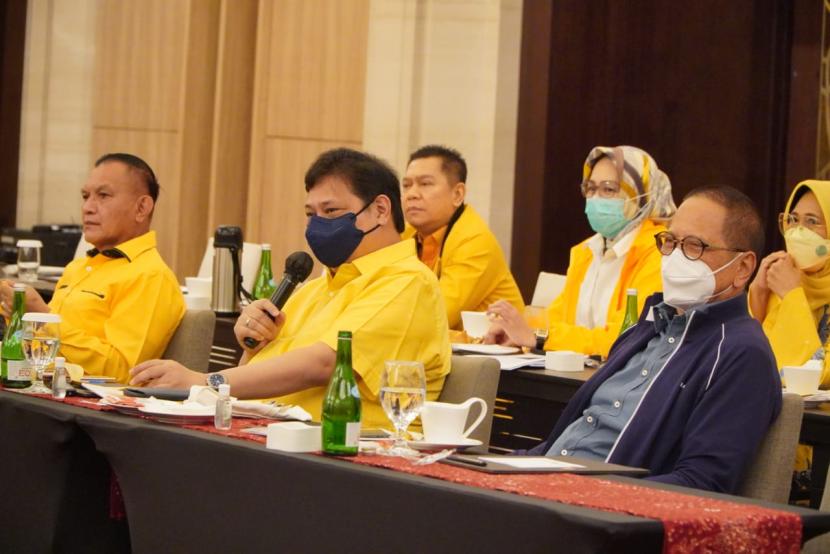 Ketua Umum DPP Partai Golkar Airlangga Hartarto (kedua kiri) saat memimpin konsolidasi ketua DPD Tingkat I Golkar di Hotel Tentrem, Semarang, Jawa Tengah, Ahad (30/1/2022).