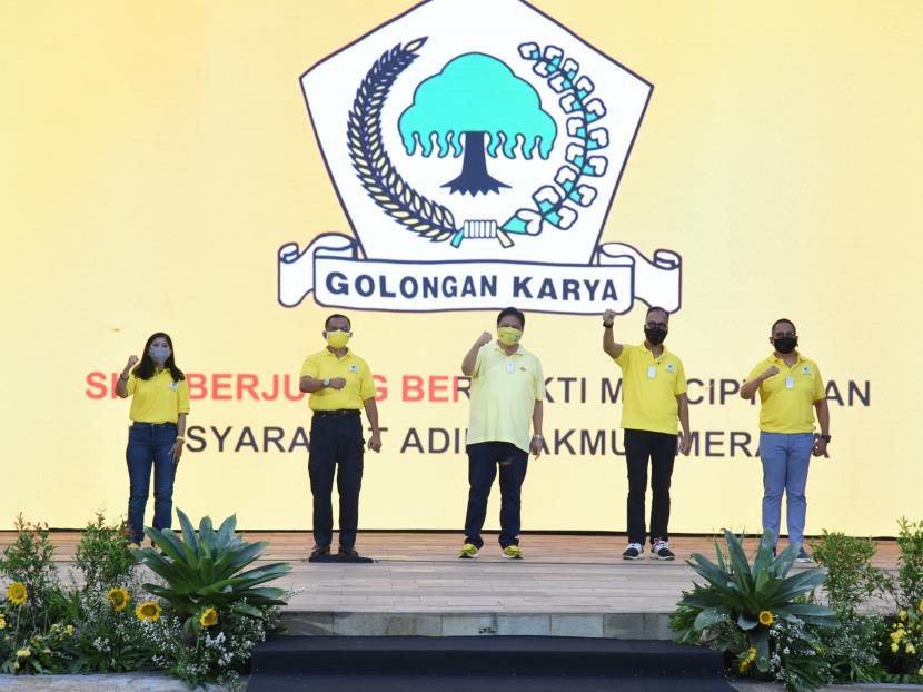 Ketua Umum DPP Partai Golkar Airlangga Hartarto (tengah) bersama jajaran pengurus Partai Golkar.
