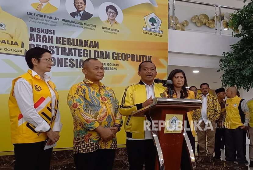 Ketua Umum DPP Partai Golkar Bahlil Lahadalia saat memberikan keterangan di Kantor DPP Partai Golkar, Kamis (8/5/2025).