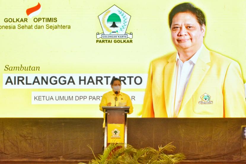 Ketua Umum DPP Partai Golkar menyampaikan pidato politik saat bersilaturahim dengan pengurus DPD Golkar Sumatra Barat, Jumat (25/6) malam.