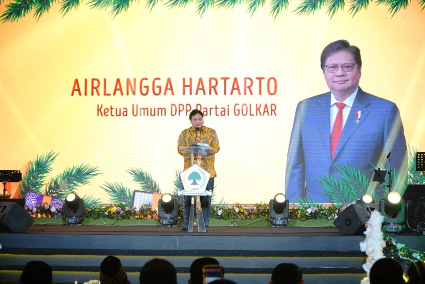 Ketua Umum DPP Partai Golkar saat menghadiri perayaan Natal 2021 Partai Golkar di Universitas Kristen Satya Wacana (UKSW), di Salatiga, Jawa Tengah, Sabtu (29/1/2022).