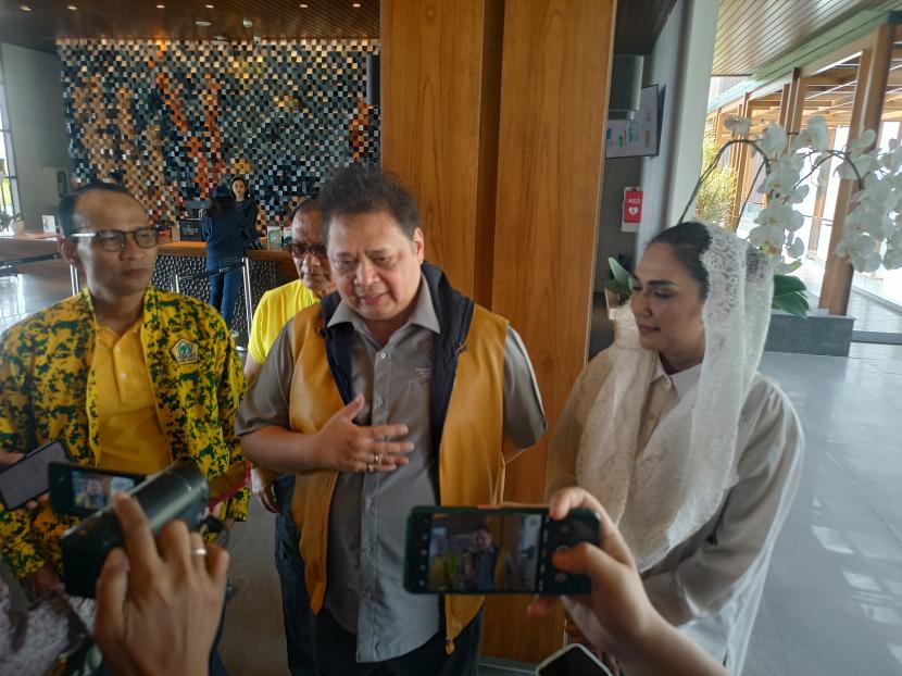 Ketua Umum DPP Partai Golkar sekaligus Menko Perekonomian, Airlangga Hartarto (tengah) di Lombok Tengah, NTB.
