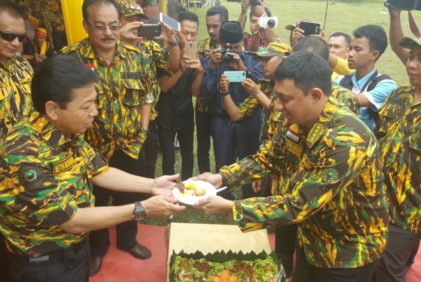 Ketua Umum DPP Partai Golkar Setya Novanto (kiri) menutup acara Jambore Diklat Kader Belanegara dan Siaga Karya Angkatan Muda Partai Golkar (AMPG) tingkat Provinsi Riau, Senin (13/2). 