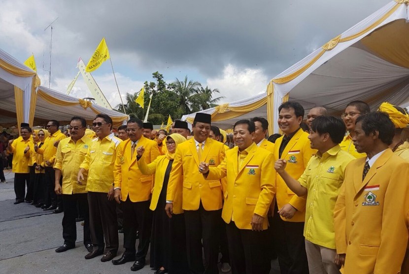 Ketua Umum DPP Partai Golkar Setya Novanto melantik pengurus DPD Kalimantan Selatan yang dipimpin H Sahbirin Noor di Lapangan Pematang Gambut Banjar, Sabtu, (4/3).