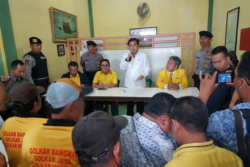 Ketua Umum DPP Partai Golkar Setya Novanto menerima pengaduan ratusan masyarakat Waidadi Sukarame Bandar Lampung. 