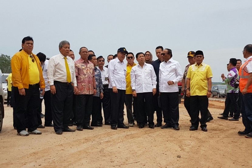 Ketua Umum DPP Partai Golkar Setya Novanto (tengah) melakukan kunjungan ke Provinsi Lampung, Kamis (26/1).