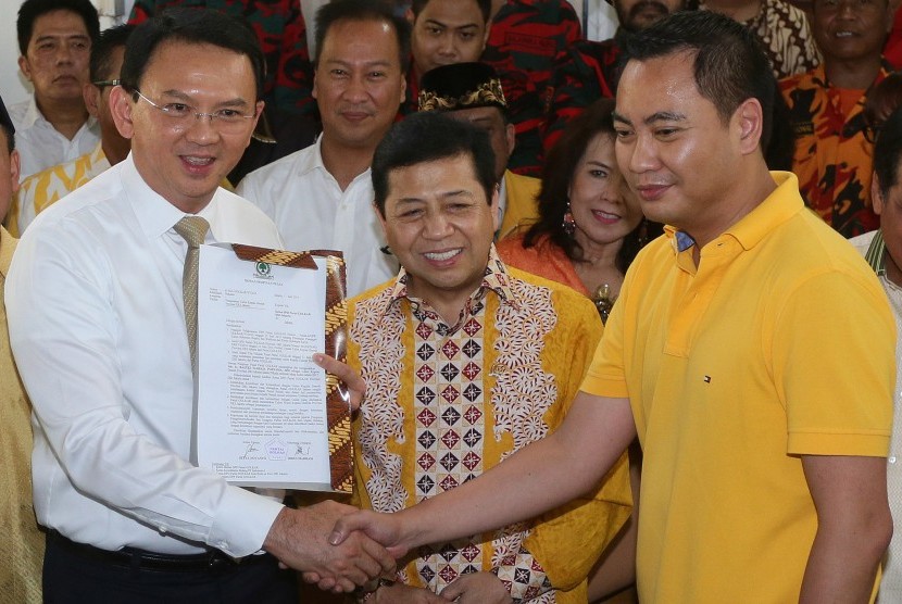 Ketua Umum DPP Partai Golkar Setya Novanto (tengah) 