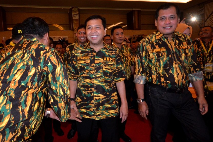 Ketua umum DPP Partai Golongan Karya, Setya Novianto (kedua kanan) di dampingi Ketua Harian DPP Partai Golkar, Nurdin Halid (kanan) mengahadiri pembukaan Rapat Pimpinan Nasional (Rapimnas) II Angkatan Muda Partai Golkar (AMPG), Makassar, Sulawesi Selatan, 