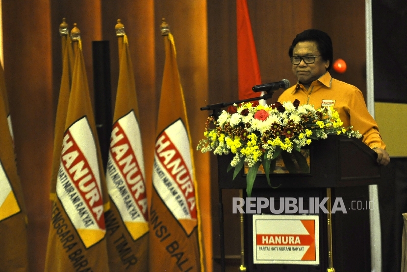 Ketua Umum DPP Partai Hanura Oesman Sapta Odang memberikan paparannya saat Rapat Koordinasi Nasional (Rakornas) Partai Hanura di Hotel Ratu, Serang, Banten, Senin (25/9). 