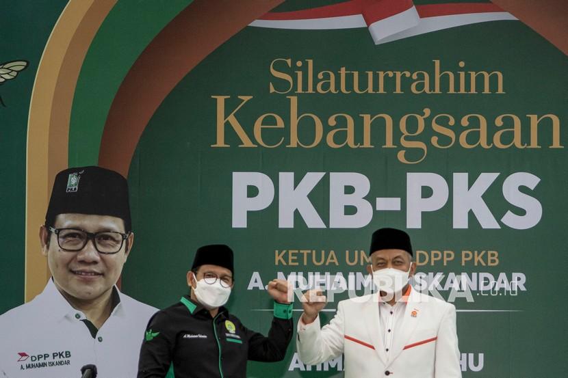 Ketua Umum DPP Partai Kebangkitan Bangsa (PKB) Muhaimin Iskandar (kiri) bersalam dengan Presiden Partai Keadilan Sejahtera (PKS) Ahmad Syaikhu (kanan) saat silaturahmi kebangsaan di Kantor DPP PKB di Jakarta, Rabu (28/4/2021). 