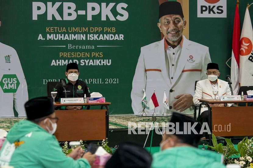 Ketua Umum DPP Partai Kebangkitan Bangsa (PKB) Muhaimin Iskandar (kiri) berdampingan dengan Presiden Partai Keadilan Sejahtera (PKS) Ahmad Syaikhu (kanan). Pengamat politik menilai adanya koalisi PKS-PKB akan menarik perhatian di Pemilu 2024