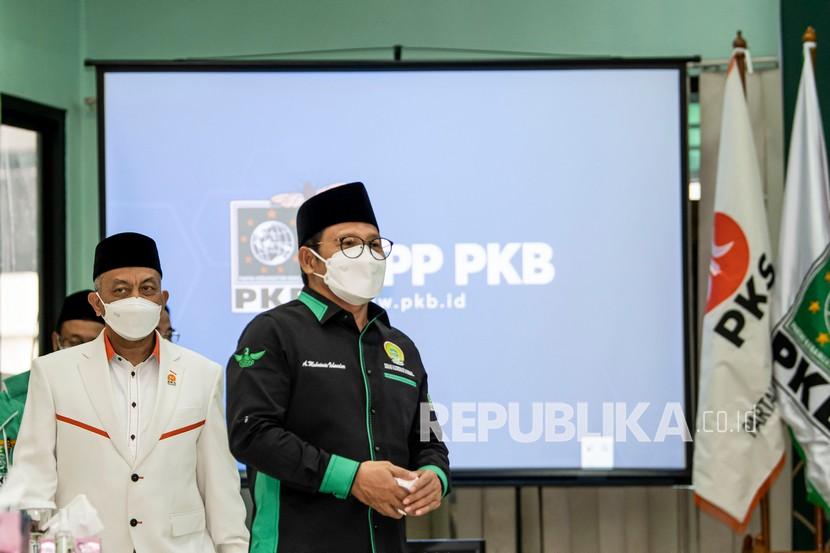 Ketua Umum DPP Partai Kebangkitan Bangsa (PKB) Muhaimin Iskandar (kanan) berjalan berdampingan dengan Presiden Partai Keadilan Sejahtera (PKS) Ahmad Syaikhu (kiri) saat silaturahmi kebangsaan di Kantor DPP PKB di Jakarta, Rabu (28/4/2021). Saat ini bergulir wacana PKB dan PKS akan berkoalisi untuk Pilpres 2024. (ilustrasi)