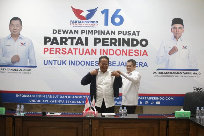 Ketua Umum DPP Partai Persatuan Indonesia (Partai Perindo) Hary Tanoesoedibjo melantik Komjen Pol (Purn) Dr Anang Iskandar, SIK, SH, MH, sebagai Ketua Badan Narkotika, Korupsi dan Terorisme (Narkoter) Center DPP Partai Perindo.