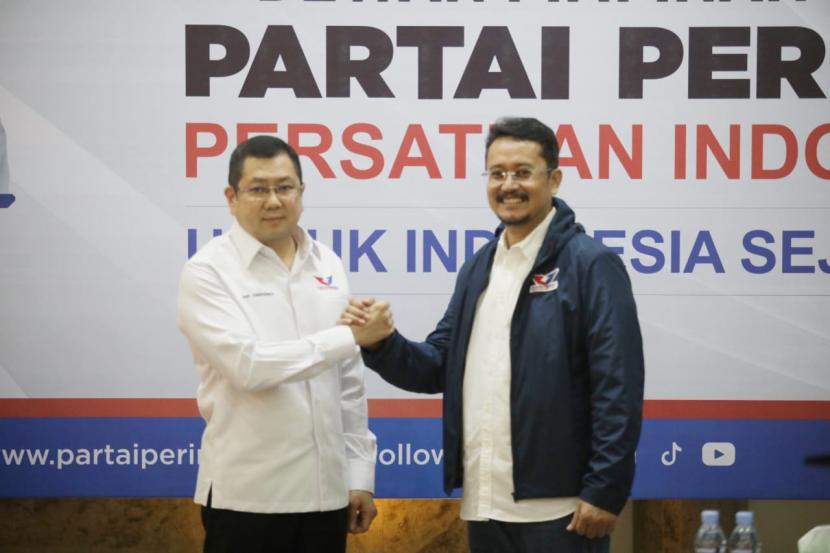 Ketua Umum DPP Partai Persatuan Indonesia (Perindo) Hary Tanoesoedibjo resmi menunjuk Doktor Ferry Kurnia Rizkiyansyah (kanan) sebagai Wakil Ketua Umum (Waketum) DPP Partai Perindo, Jumat (25/3/2022). 