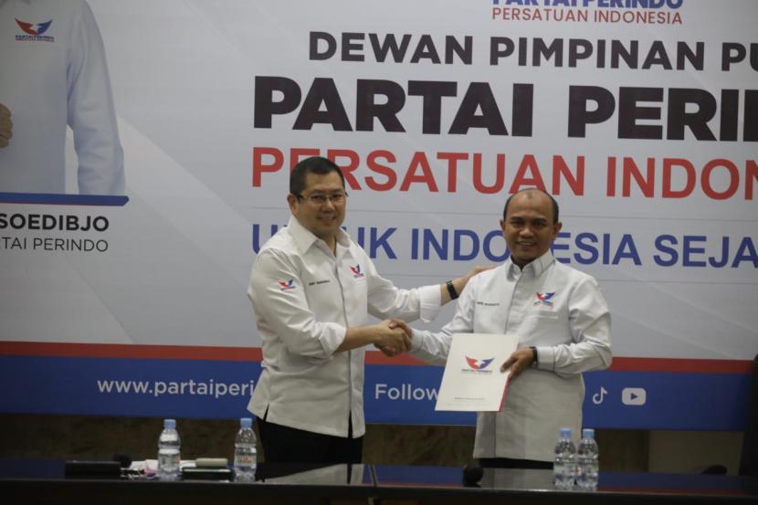 Ketua Umum DPP Partai Persatuan Indonesia (Perindo) Hary Tanoesoedibjo (kiri) melantik Dr. Heri Budianto, MSi (kanan) sebagai Ketua Bidang Politik dan Kebijakan Publik serta Koordinator Juru Bicara DPP Partai Perindo